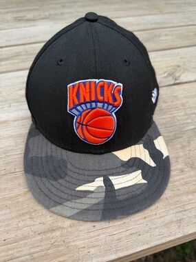 New York Knicks Hardwood Classics New Era 59FIFTY Camo Brim Black Top Size 7 3/8